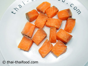 ปลาแซลมอนหั่นชิ้น