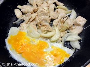 ผัดกระเทียมสับให้หอมใส่เนื้อไก่ผัดให้สุกตอกไข่ไก่ไส่ลงไป