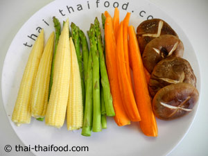 หั่นหน่อไม้ฝรั่ง แครอท เห็ดหอม ข้าวโพดอ่อน