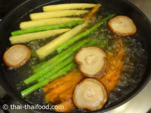 ลวกหน่อไม้ฝรั่ง แครอท เห็ดหอม ข้าวโพดอ่อนพอสุก