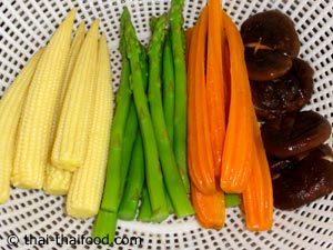 หน่อไม้ฝรั่ง แครอท เห็ดหอม ข้าวโพดอ่อนตักสะเด็ดน้ำ