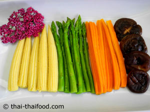 เตรียมผักต่างๆ ลวกสุกจัดลงจาน