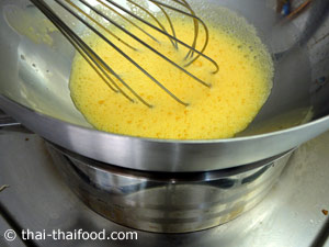 คนส่วนผสมซอสบนไอน้ำ