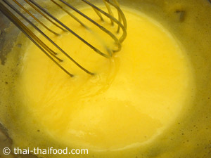 คนส่วนผสมซอสจนข้นเหนียว