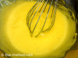 คนส่วนผสมซอสให้เข้ากัน