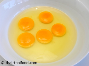 ตอกไข่ไก่ใส่ถ้วย
