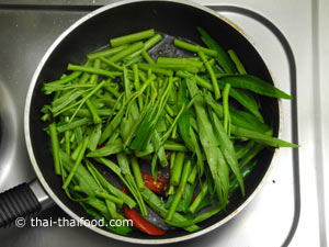 นำผักบุ้งลงผัด