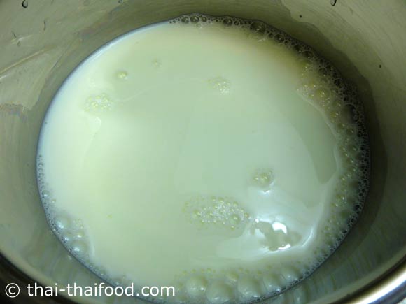 ใส่น้ำตาลทรายลงไปในนมสดนำไปตั้งไฟอ่อนๆให้พออุ่นๆ