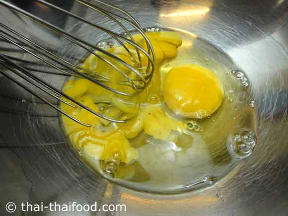 ตอกไข่ไก่ใส่ชามผสม