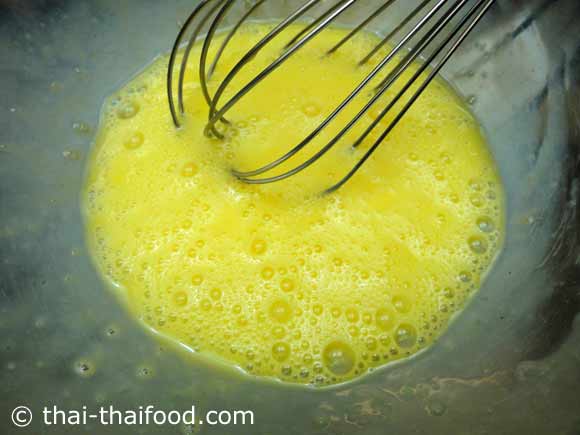 ใช้ตะกร้อมือตีให้ไข่ไก่แตก