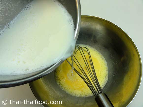 นำนมอุ่นเทผสมใส่ไข่ไก่ที่ตีไว้