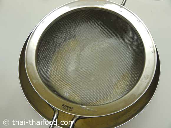 นำไปกรองด้วยกระชอนตาถี่