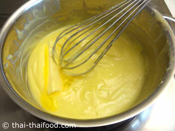 ใส่เนยสดกับกลิ่นวานิลลาลงไป คนๆให้เข้ากันดี