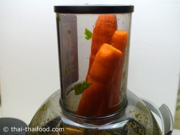 นำแครอทใส่ในเครื่องแยกน้ำแยกกากออก