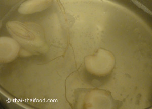 ต้มน้ำชุปใส่ข่าตะไคร้รากผักชีลงไป