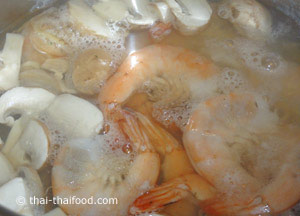 ใส่เห็ดแชมปิฌองและกุ้งสดลงไป