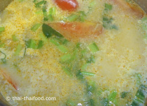 ใส่มะเขือเทศ ใบมะกรูด ผักชีฝรั่ง