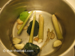 ต้มน้ำใส่ข่าตะไคร้ใบมะกรูดกระเทียมรากผักชีลงไป