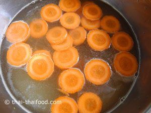 ต้มน้ำซุปใส่แครอท