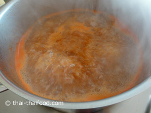 ต้มน้ำใส่พริกแกงส้มลงไป