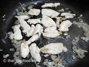 ผัดเนื้อไก่กับหอมแดงสับกระเทียมสับ