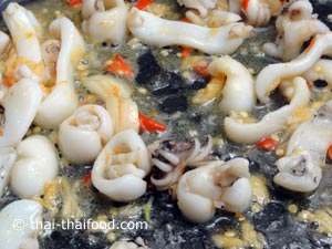 ผัดพริกขี้หนูกระเทียมกับปลาหมึก