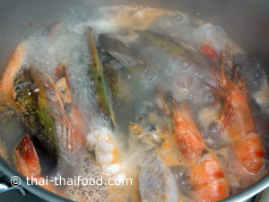 ต้มน้ำซุปใส่เครื่องสมุนไพรใส่หอยแมลงภู่เนื้อปลาปลาหมึกกุ้งลงไป