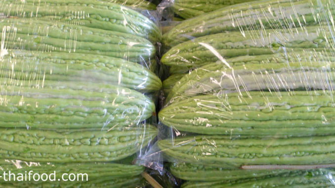มะระจีน (Bitter Melon) เป็นไม้เลื้อย อยู่ในวงค์เดียวกับแตง ผลทรงยาวรีเปลือกบาง ผิวขรุขระมีร่องลึกตามยาว ผลมีสีเขียวอ่อนมีรสชาติขม
