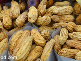 ถั่วลิสง (Peanut) เป็นพืชตระกูลถั่ว ผลเป็นฝักจะออกที่ใต้ดิน มีทรงกลมยาวมีลายเส้นชัดเจน เปลือกหนาแข็งเปราะสีน้ำตาล เมล็ดเรียงอยู่ภายในฝัก มีทรงกลมรี มีเยื่อบางหุ้มเมล็ด รสชาติหวานมัน