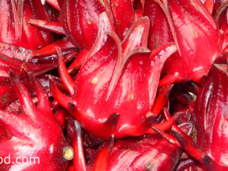 กระเจี๊ยบแดง (Roselle) มีกลีบเลี้ยงสีแดง เนื้อฉ่ำน้ำหุ้มอยู่ มีรสชาติเปรี้ยวจัด มีถิ่นกำเนิดอยู่ในทวีปแอฟริกา