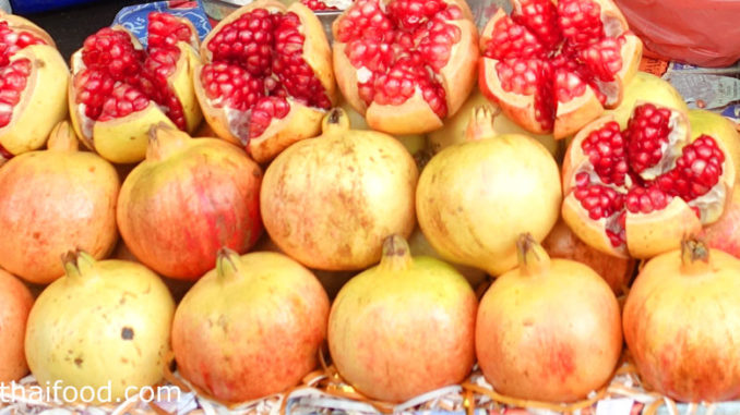 ทับทิม (Pomegranate) ผลมีทรงกลมมีจุกด้านบน เปลือกหนาผิวเรียบเกลี้ยง ผลสีแดงอมเหลือง มีเนื้อชุ่มน้ำสีแดง สีชมพูอมแดงหุ้มเมล็ดอยู่ รสชาติหวานหรือหวานอมเปรี้ยว
