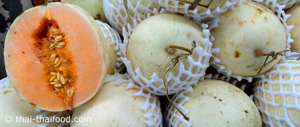 แคนตาลูป (Cantaloupe) ผลทรงกลม เปลือกแข็งผิวเรียบ หรือผิวมีลายตาข่ายนูนสีขาวทั่วผล มีสีเขียว สีเหลือง สีส้ม หรือสีขาวครีม ตามสายพันธุ์ รสชาติหวานหอมเย็น