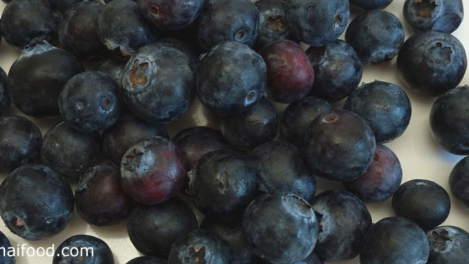 บลูเบอร์รี (Blueberry) อยู่ในตระกูลเบอร์รี ผลมีทรงกลมเล็กๆ ปลายผลมีวงแหวนเล็กๆ คล้ายมุงกุฎ ผลสุกจะมีสีม่วงเข้มหรือสีฟ้าอมม่วง มีเนื้อสีม่วงอมน้ำเงิน เนื้อนุ่มฉ่ำน้ำ รสชาติหวานหรือหวานอมเปรี้ยว