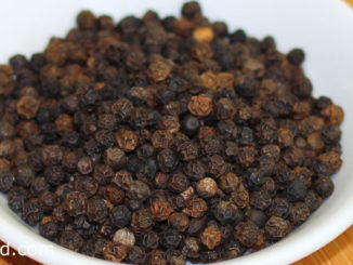 พริกไทย (Pepper) เป็นเครื่องเทศชนิดหนึ่ง ไม้เถาเลื้อยยืนต้น ผลเป็นพวง เมล็ดทรงกลมขนาดเล็กๆ ผลดิบสีเขียว ผลสุกสีแดง ผลแห้งมีสีดำ ใช้ผลสดหรือผลแห้ง รสชาติเผ็ดร้อนกลิ่นหอมฉุน