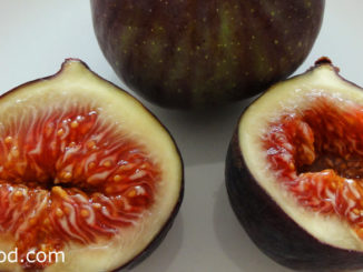 มะเดื่อ (Fig) ผลมีทรงกลมแป้น หรือรูปไข่ มีจุกยื่นตรงขั้ว ผลสีแดงอมเหลือง สีเขียว สีชมพู สีม่วง สีน้ำตาล ตามสายพันธุ์ เนื้อนุ่มฉ่ำน้ำ สีแดงหรือสีชมพูอมแดง รสชาติหวานหอม