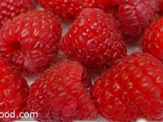 าสเบอร์รี (Raspberry) อยู่ในตระกูลเบอร์รี ผลรูปกรวย ด้านในกลวง คล้ายรูปหัวใจ ผิวเปลือกมีปุ่มกลมเล็กๆอยู่บนผล มีขนเล็กๆทั่วผล มีสีแดงเนื้อนุ่มฉ่ำน้ำ รสชาติหวานหรือเปรี้ยวตามสายพันธุ์