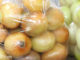 หอมหัวใหญ่ (Onion) เป็นหอมชนิดหนึ่ง หัวทรงกลมแป้นหรือทรงกลมรี หัวอ่อนมีเปลือกกาบใบห่อหุ้มหลายๆชั้นสีขาว หัวแก่มีเปลือกด้านนอกแห้งสีน้ำตาลอ่อน มีกลิ่นฉุนรสชาติเผ็ดร้อน