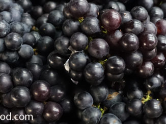 องุ่นดำ (Black Grape) เป็นองุ่นชนิดหนึ่ง ผลทรงกลม ทรงรี ผลมีสีน้ำเงินเข้ม หรือสีม่วงดำ ตามสายพันธุ์ รสชาติเปรี้ยวอมหวาน หรือหวานกรอบ เนื้อนุ่มฉ่ำน้ำ