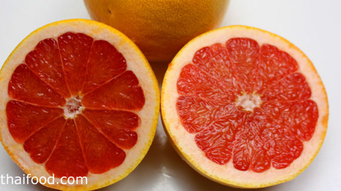 เกรปฟรุต (Grapefruit) ผลทรงกลมรี กลมแป้น เปลือกหนาผิวเรียบ ผลสีเหลืองหรือสีส้ม รสชาติเปรี้ยวอมหวานหรือเปรี้ยวจัด มีเนื้อเป็นถุงน้ำเล็กๆ สีชมพูหรือสีแดง มีกลิ่นหอม