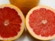 เกรปฟรุต (Grapefruit) ผลทรงกลมรี กลมแป้น เปลือกหนาผิวเรียบ ผลสีเหลืองหรือสีส้ม รสชาติเปรี้ยวอมหวานหรือเปรี้ยวจัด มีเนื้อเป็นถุงน้ำเล็กๆ สีชมพูหรือสีแดง มีกลิ่นหอม