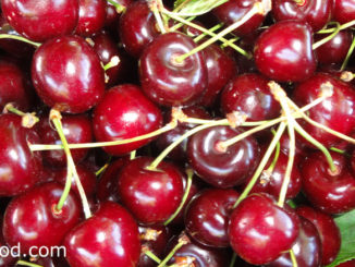 เชอร์รี (Cherry) เป็นไม้ยืนต้น ผลกลมเล็กๆ มีก้านยาว ผลสุกสีแดง สีแดงเข้ม สีส้ม หรือสีเหลือง มีเนื้อสีแดง เนื้อนุ่มฉ่ำน้ำ รสชาติหวานหรือหวานอมเปรี้ยว ตามสายพันธุ์