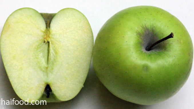แอปเปิ้ลเขียว (Green Apple) ผลทรงกลมหรือกลมแป้น ตรงก้นผลมีรอยบุ๋มลึก ผิวเรียบ ผลมีสีเขียว เนื้อแน่นฉ่ำน้ำสีขาวนวล รสชาติหวานอมเปรี้ยว มีกลิ่นหอม